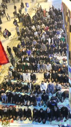 (١٠٤) الصلاة الموحدة الممتدة بأئمة الجماعة المتعددين على طريق يا حسين