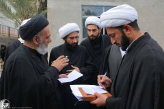 (١٠٩) المشرف العام على المشروع التبليغي للحوزة العلمية في زيارة الأربعين يناقش مع بعض الطلبة آليات تفويج المبلّغين