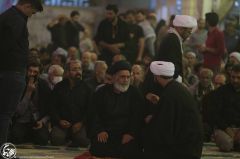 (١١٦) آية الله السيد أحمد الاشكوري وهو يأم المصلين على طريق يا حسين