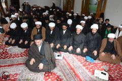 (١١٧) آية الله السيد جعفر الحكيم يؤدي الصلاة جماعة في المقر المركزي للمشروع التبليغي للحوزة العلمية في زيارة الأربعين