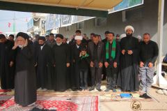 (١٢٠) آية الله السيد علي أكبر الحائري يؤم المصلين في الموقع المركزي للمشروع التبليغي للحوزة العلمية في زيارة الأربعين