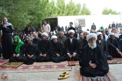 (١٢٢) آية الله الشيخ الواعظي يؤم المصلين في طريق يا حسين