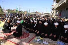 (١٢٤) آية الله الشيخ باقر الايراوني يؤم المصلين في الموقع المركزي للمشروع التبليغي للحوزة العلمية في زيارة الأربعين