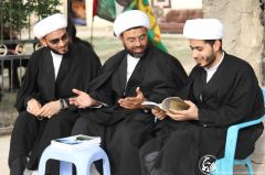 (١٣٣) جمع من مبلغي المشروع التبليغي للحوزة العلمية في زيارة الأربعين - نقاش في المسائل الشرعية قبل الذهاب لموقع العمل