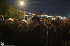 (١٤٠) سماحة السيد محمد القبانجي يؤم المصلين على طريق يا حسين