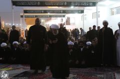 (١٤٧) ممثل المرجعية العليا والمتولي الشرعي للحرم الحسيني يؤم المصلّين في طريق يا حسين في مقر الموقع المركزي للمشروع التبليغي للحوزة العلمية في زيارة الأربعين