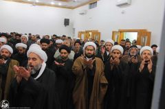 (١٥٢) وكيل المرجعية العليا في الكاظمية المقدسة الشيخ حسين آل ياسين يؤم المصلّين وجمع من طلبة الحوزة في الموقع المركزي للمشروع التبليغي للحوزة العلمية في زيارة الأربعين