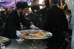 (١٩٩) احد طلبة الحوزة العلمية في النجف الاشرف يؤدي واجب الضيافة