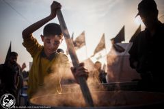 (٢١٣) مشاركة الاطفال في اعداد طعام زائري أبي عبد الله الحسين عليه السلام