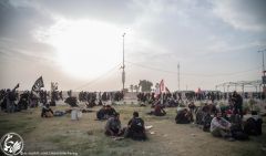 (٢١٤) خدام أبي عبد الله الحسين عليه السلام يفترشون الأرض لراحة اقدامهم