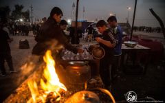 (٢٤٥) المواكب الحسينية تؤدي ضيافة الزائرين في منتصف الليل