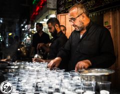 (٢٧٦) المواكب الحسينية تقدم الشاي خدمةً للزائرين