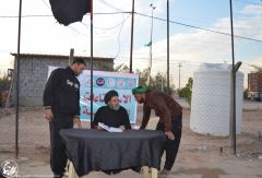 (٩٨) أحد مبلغي الحوزة وهو يجيب على الأسئلة من قبل زوار الإمام الحسين عليه السلام